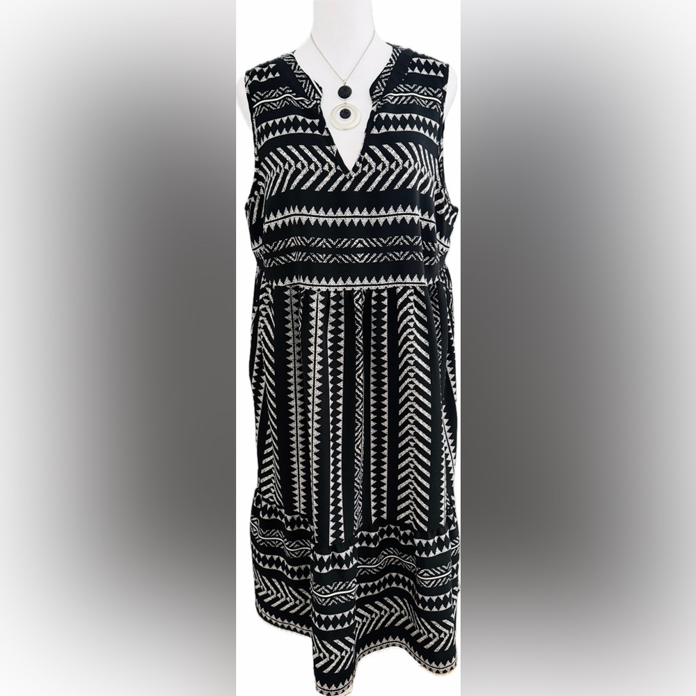 BloomChic Black and White Sleeveless Patterned Dress With Pockets